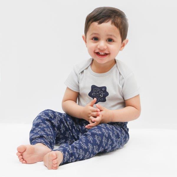 Organic cotton baby bodysuit and pant set with astronaut design