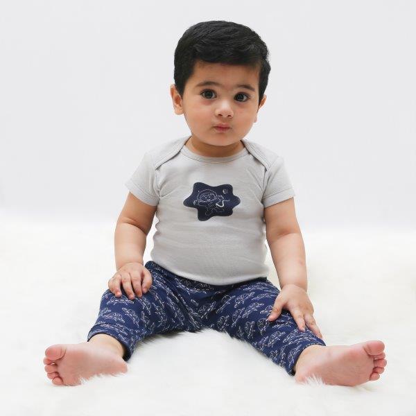 Organic cotton baby bodysuit and pant set with astronaut design
